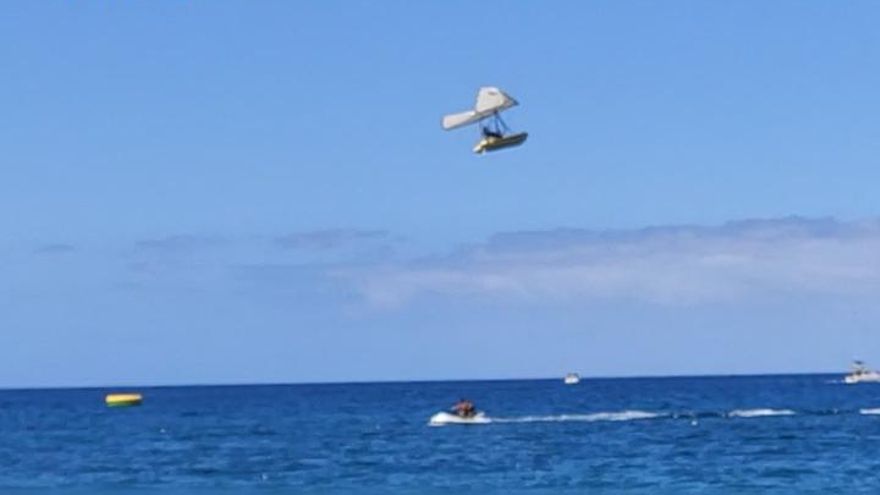 Imagen de la embarcación convertible volando en el sur de Tenerife