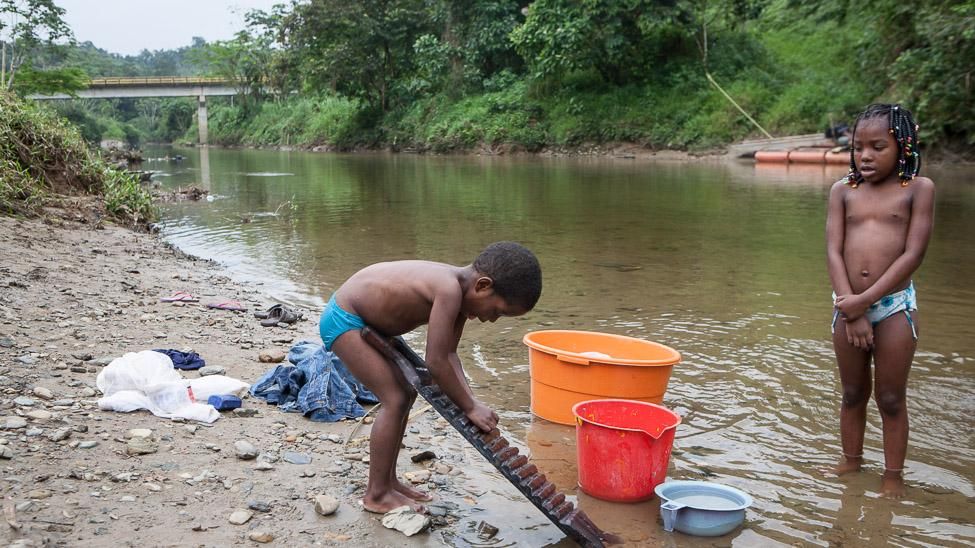 Pacurita es un pequeño municipio a pocos kilómetros de Quibdó, la capital del Chocó colombiano. Es uno de los lugares donde más llueve del mundo, pero sus habitantes no tienen acceso a agua potable. Beben, lavan y cocinan con la que recogen en el río, contaminada por la maquinaria de extracción del oro de las minas que hay unos kilómetros más arriba. Los más afectados por esta situación son los niños, que a menudo sufren enfermedades derivadas del consumo de agua sucia y contaminada. (Salva Campillo/AEA).