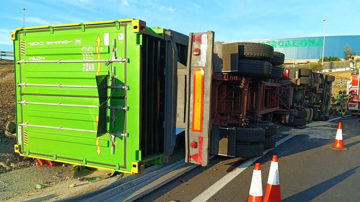 El camión volcado este lunes en la TF-2.