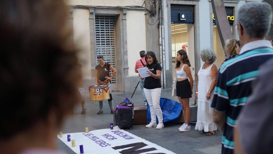 Concentración convocada por la Red Feminista de Gran Canaria para condenar los feminicidios.  Foto: Jonay Aponte Gadea.