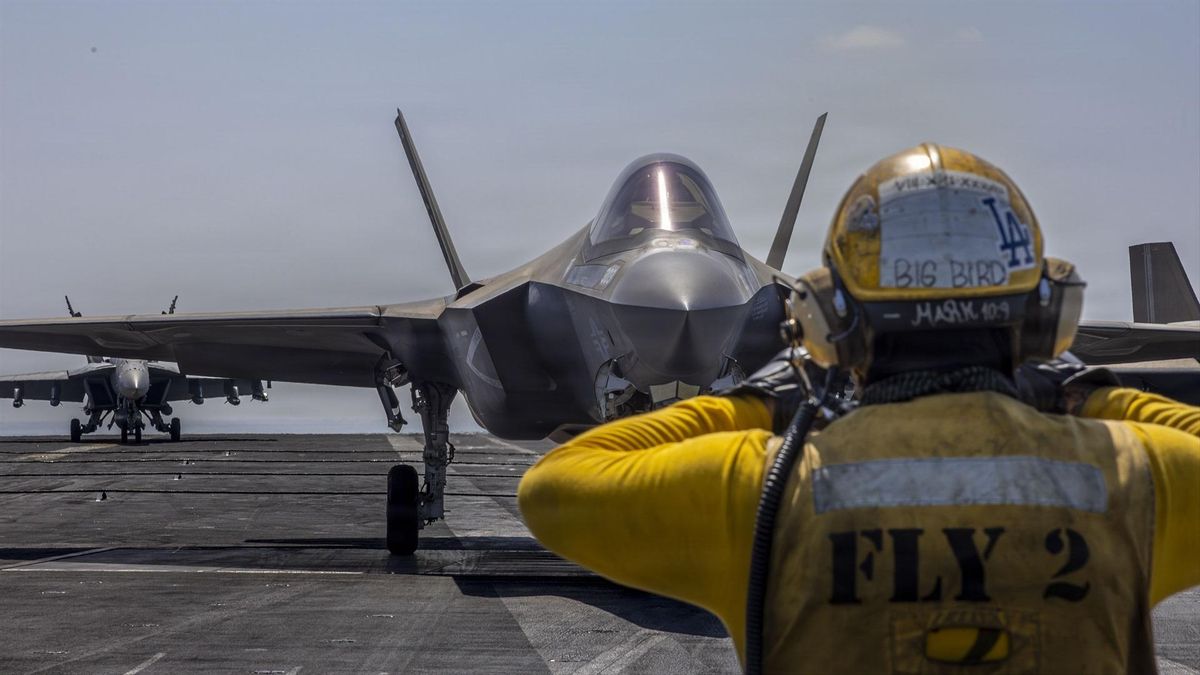 Un caza F-35C a bordo de un portaaviones de EEUU, este marzo.