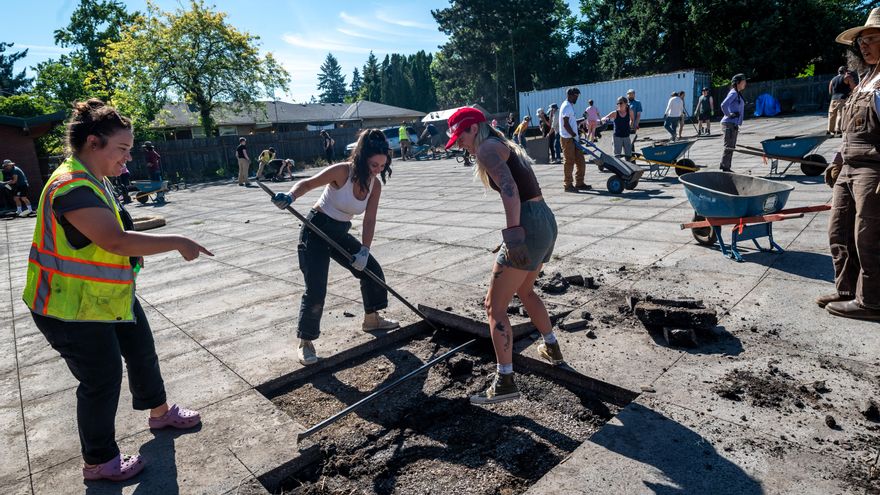 Vecinos que quitan cemento para luchar contra el calor con ayuda de la NASA