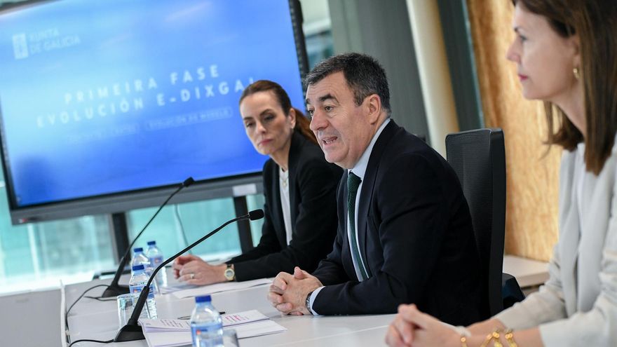 La Xunta recula y reincorpora en parte el papel para hacerlo compatible en las aulas con su cuestionado libro electrónico