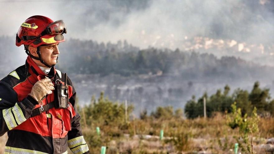 El incendio de Benasau sigue con evolución favorable, pero los bomberos prevén condiciones meteorológicas adversas