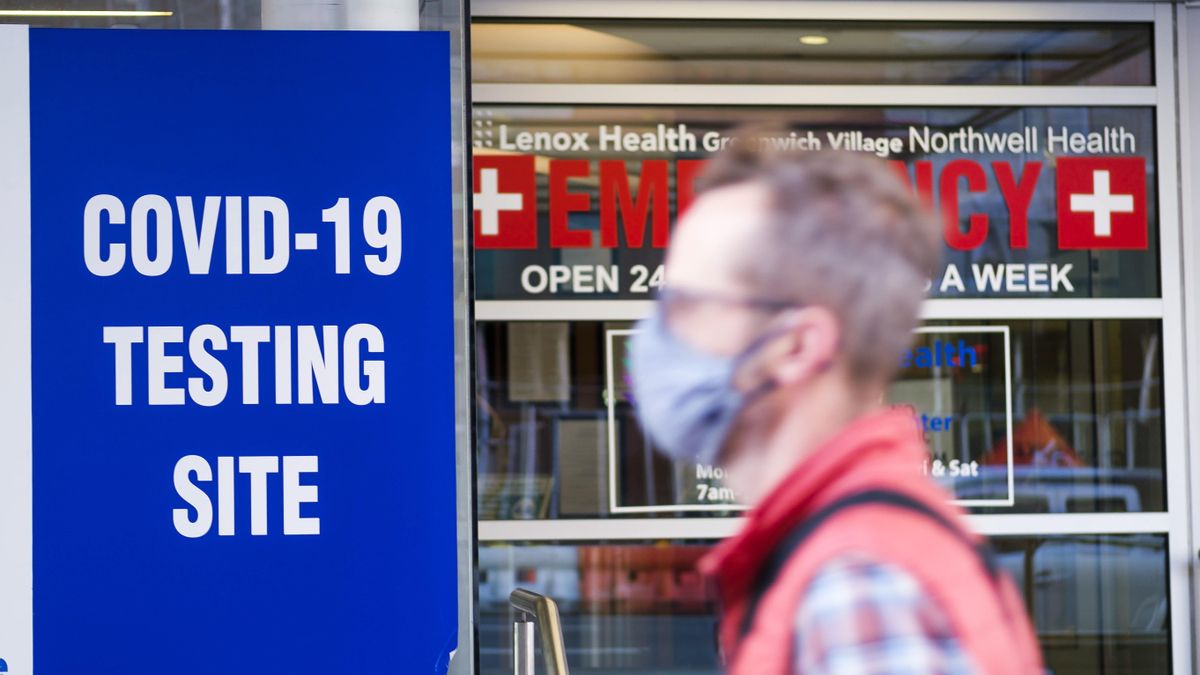 Una persona pasa por un centro de pruebas de coronavirus ubicado en una sala de emergencias en Nueva York, EE.UU., el 7 de octubre de 2020. EFE/EPA/JUSTIN LANE/Archivo