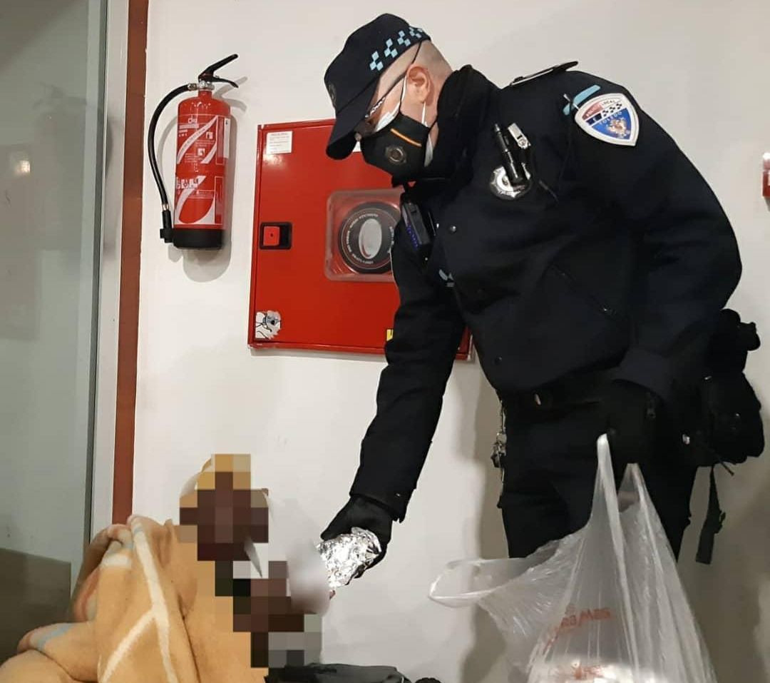 Un agente durante la entrega de alimentos en la Estación de Autobuses de Toledo