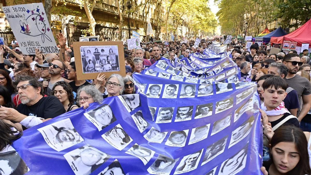Los desaparecidos en la última dictadura argentina en una de las pancartas de la manifestación.