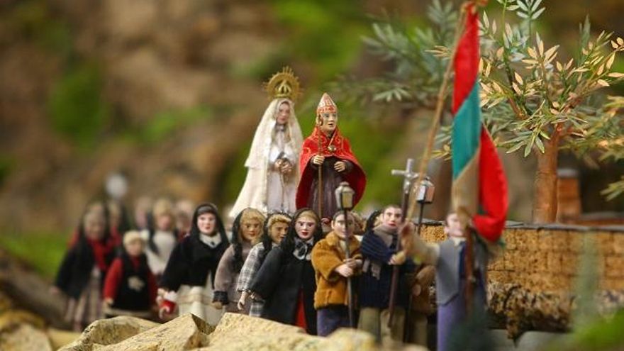 Más figuritas del Belén de la localidad berciana talladas a mano. Foto: César Sánchez / ICAL.