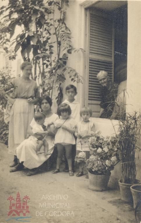 Niños y mujeres en un patio de vecinos