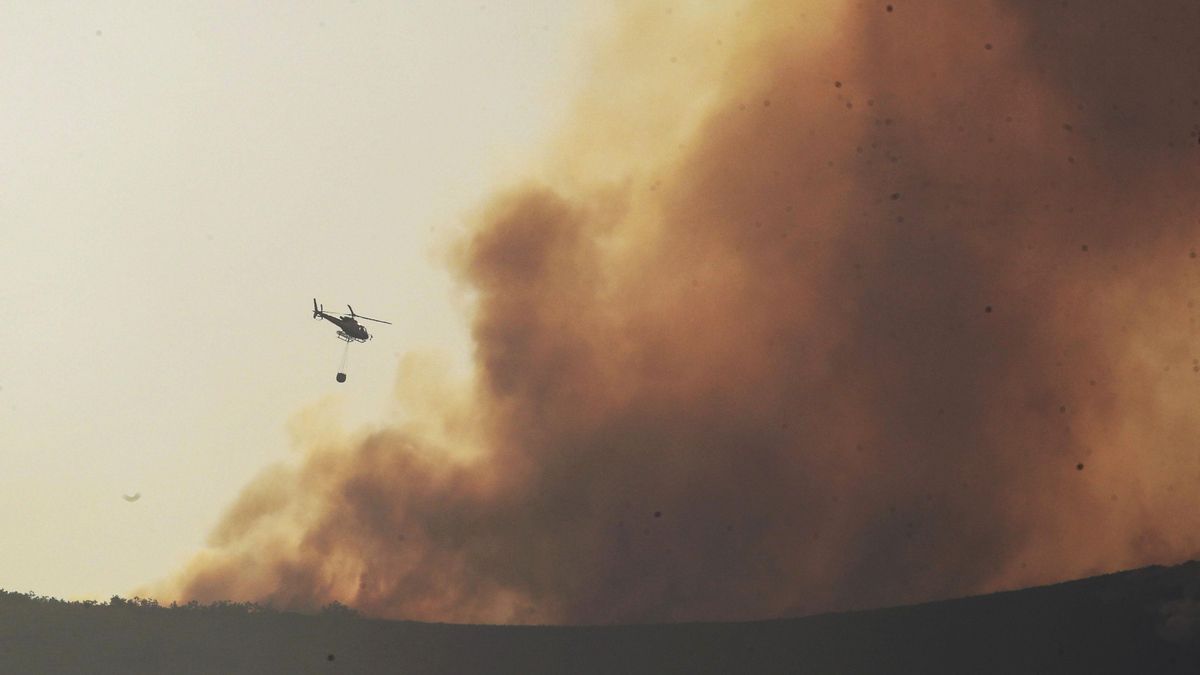 El viento que sopló desde este miércoles por la tarde ha agravado la situación del fuego que se declaró el pasado martes en el municipio leonés de Igüeña.