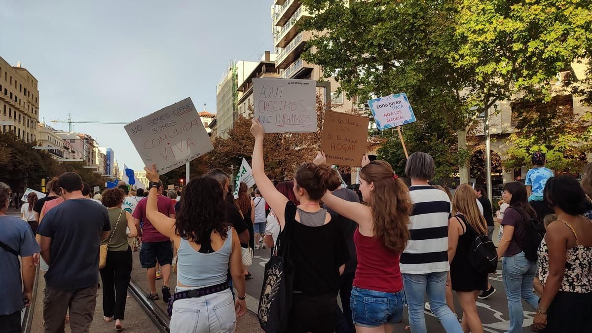 Imagen de jóvenes en la manifestación por el cierre de siete zonas jóvenes en Zaragoza