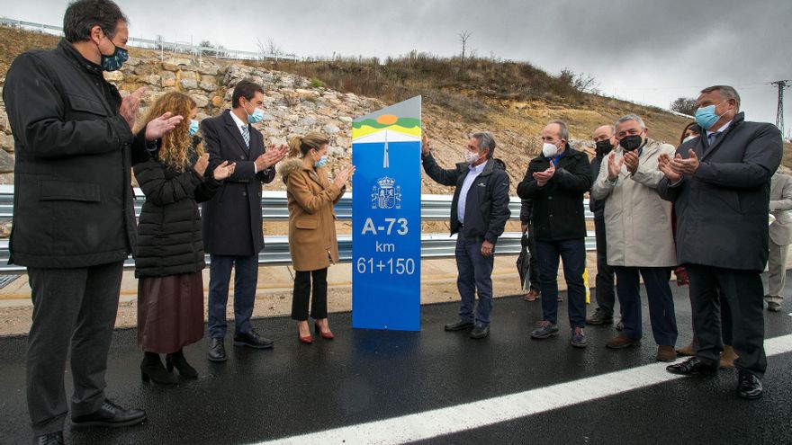 La ministra de Transportes, Raquel Sánchez (4i) y el presidente de Cantabria, Miguel Ángel Revilla (5d), durante la puesta en servicio del tramo de de la autovía A-73 entre Pedrosa de Valdelucio (Burgos) y Báscones de Valdivia (Palencia).