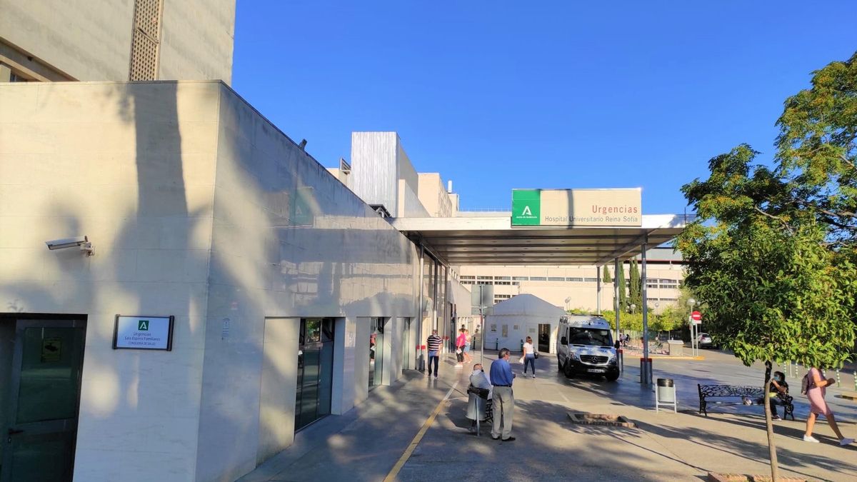 Archivo - Entrada a Urgencias del Hospital Universitario Reina Sofía de Córdoba (archivo)