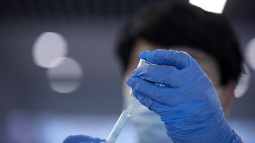 Una sanitaria prepara la vacuna contra el Covid-19