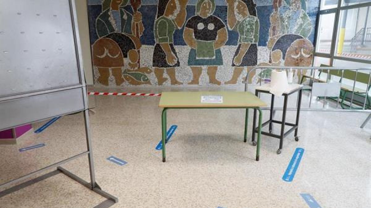 Vista del colegio público CEIP Nº 1, este viernes en Foz (Lugo), uno de los lugares donde se se podrá ejercer el voto en las elecciones autonómicas de este domingo. EFE/ Eliseo Trigo