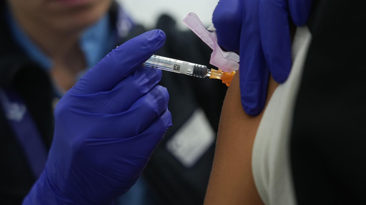 Vacuna contra la gripe y la COVID en Canarias: cuándo y cómo pedir cita