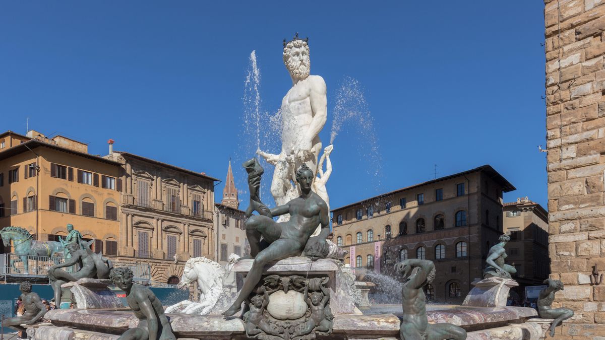 Un mujer daña la Fuente de Neptuno de Florencia en una prueba de despedida de soltera