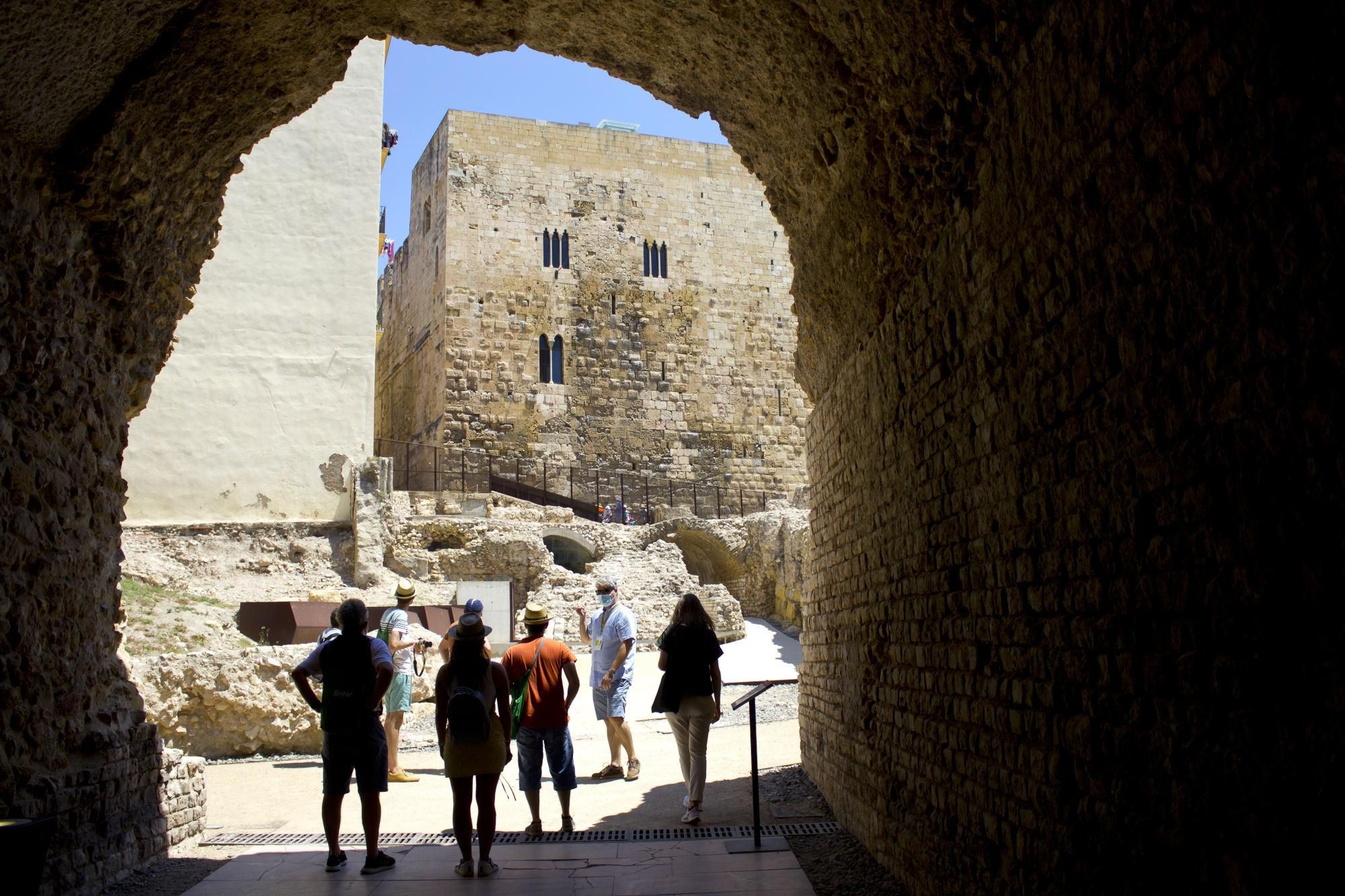 La Torre del Pretorio desde una de las galerías del Circo Romano.
