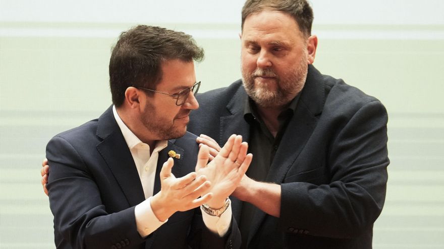El presidente de la Generalitat, Pere Aragonés (i) y el presidente de ERC Oriol Junqueras (d) durante el primer mitin de ERC tras el anuncio del adelanto electoral.