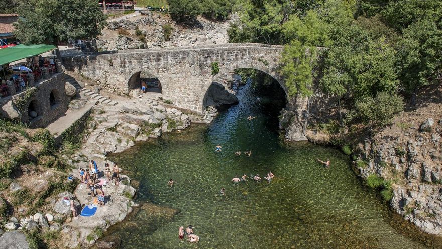 La comarca española que es perfecta para visitar este verano: tiene un castillo y más de 40 piscinas naturales