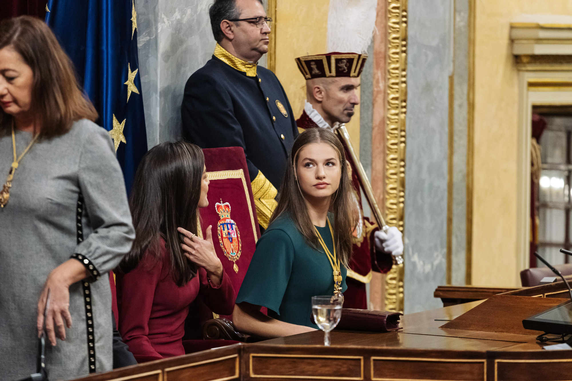 Leonor de Borbón mira a Armengol justo antes de que comience su discurso.