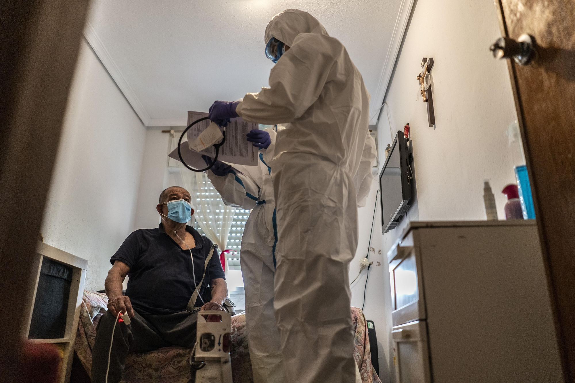 Fabio, de 73 años, con síntomas de tener el COVD-19, es atendido en su domicilio  por Carlos Rubio, médico y Ana Moreno, enfermera.