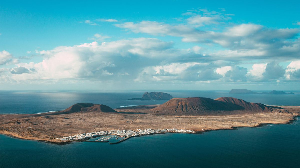 El conjunto de islas volcánicas al norte de Lanzarote que alberga la mayor reserva marina de Europa