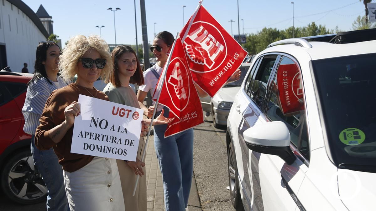 Caravana de vehículos contra la apertura de comercios en domingos y festivos