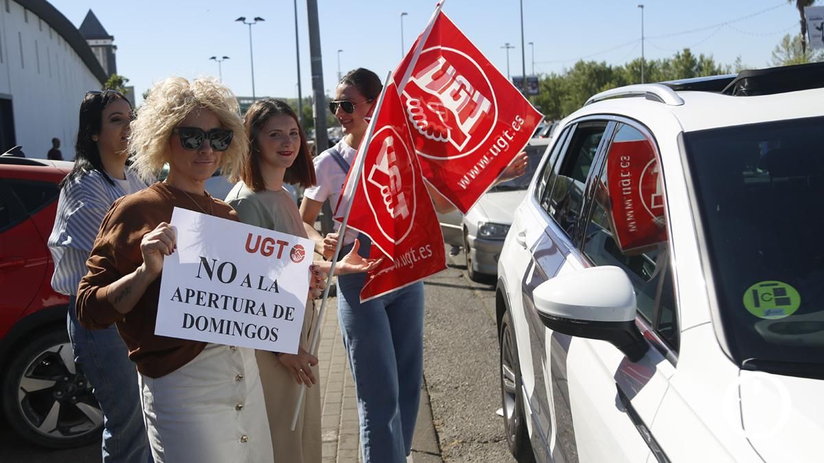 Caravana de vehículos para mostrar su disconformidad con la apertura de comercios en domingos y festivos