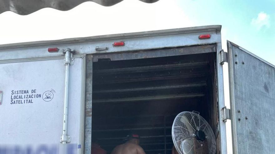 Agentes mexicanos rescatan a 128 migrantes de tráiler en estado de Veracruz