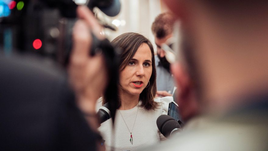 La secretaria general de Podemos, Ione Belarra, atiende a los medios antes de una sesión plenaria extraordinaria, en el Congreso de los Diputados, a 22 de enero de 2025, en Madrid (España).