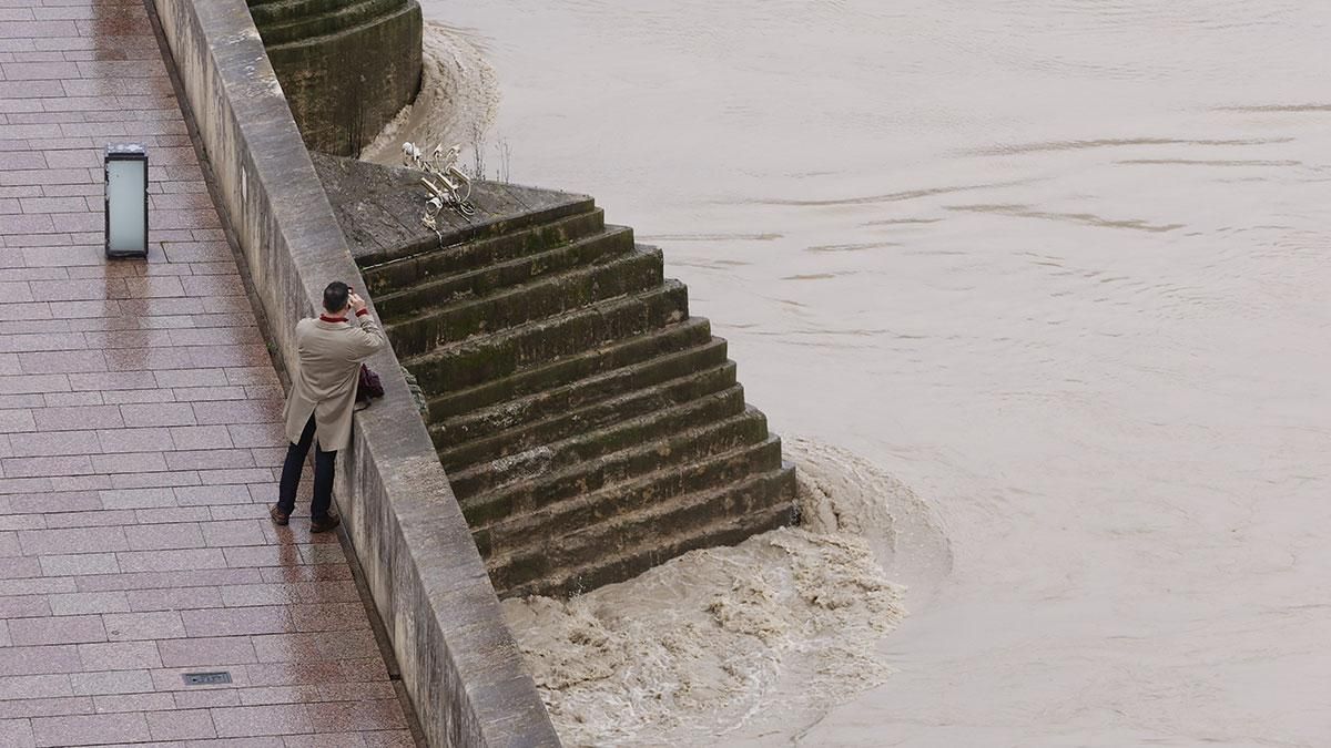 El río Guadalquivir ha superado el umbral naranja a su paso por Córdoba