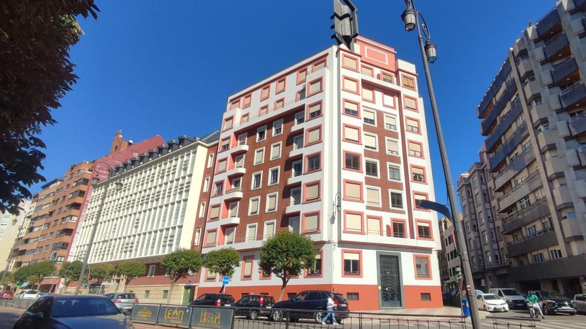 El patrimonio problemático de la Diputación: desde el piso de lujo vacío en León a la nave industrial que 'okupa'