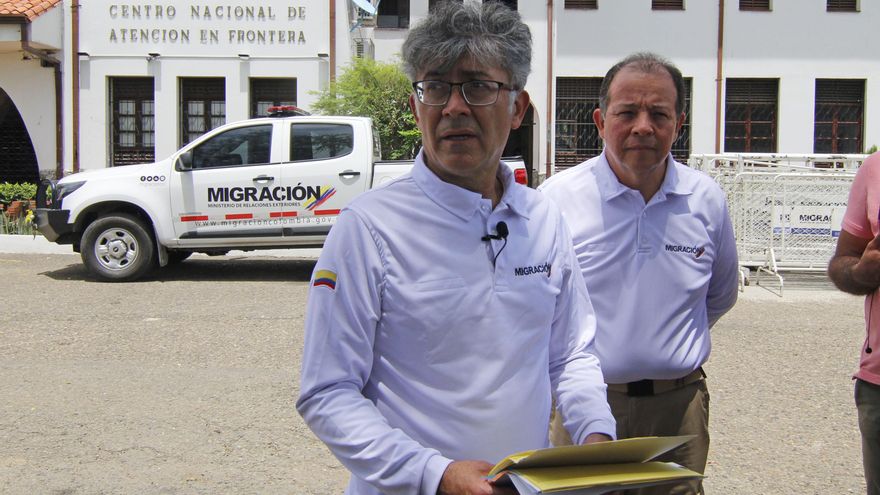 Colombia suspende llegada de retornados de EE.UU. por "tratos degradantes"