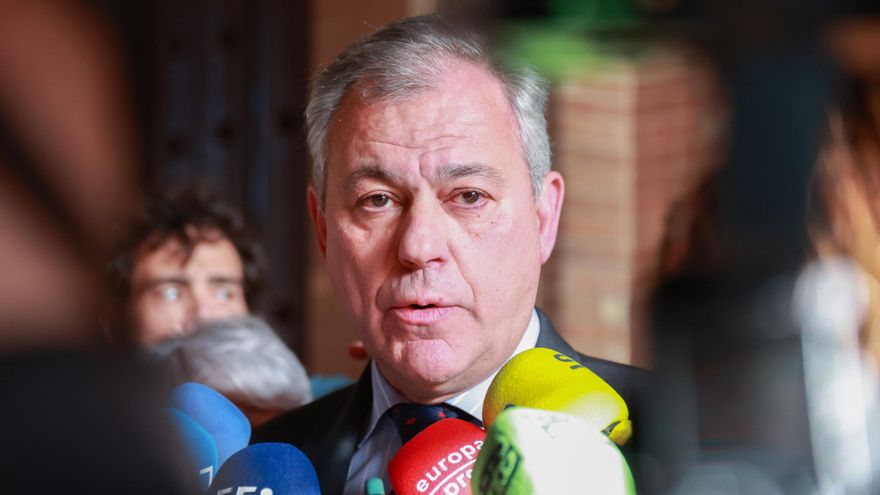 Archivo - El alcalde de Sevilla, José Luis Sanz, atiende a los medios en una foto de archivo.
