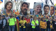 Una de las cabeceras de la manifestación, con las fotografías de los presos independentistas