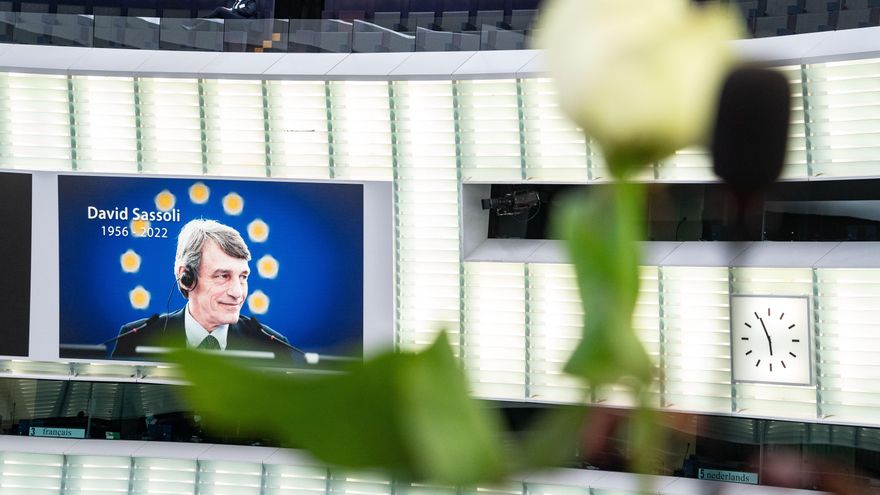 Las rosas blancas contra la indiferencia y la resistencia despiden a David Sassoli del Parlamento Europeo
