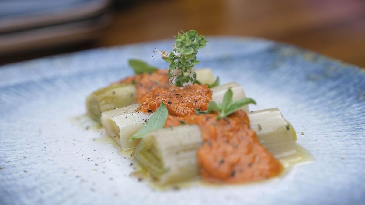 Época de calçots, pero no compres la romesco en el súper: la receta sencilla de la salsa romesco