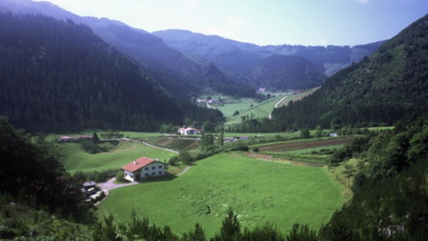 El valle de Gipuzkoa donde dos ríos desaparecen bajo tierra y han creado uno de los paisajes kársticos más singulares de España