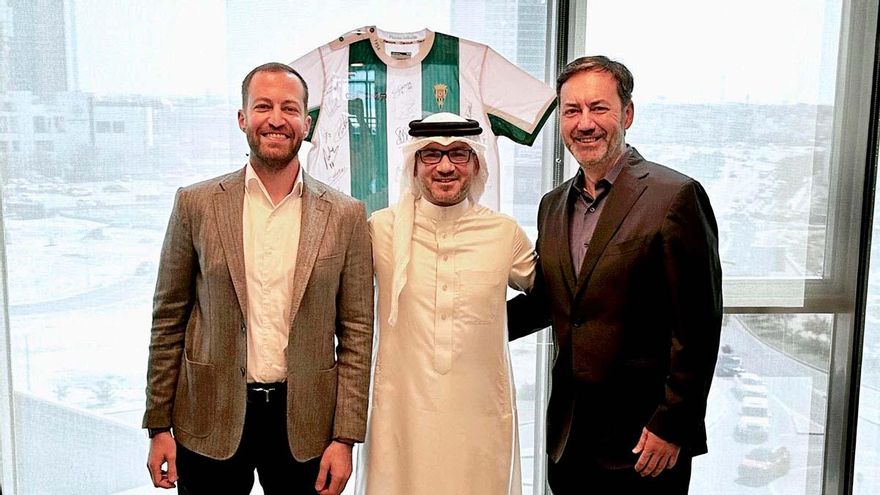 El Córdoba CF, una mirada sobre el césped y un futuro que se decide en Bahréin
