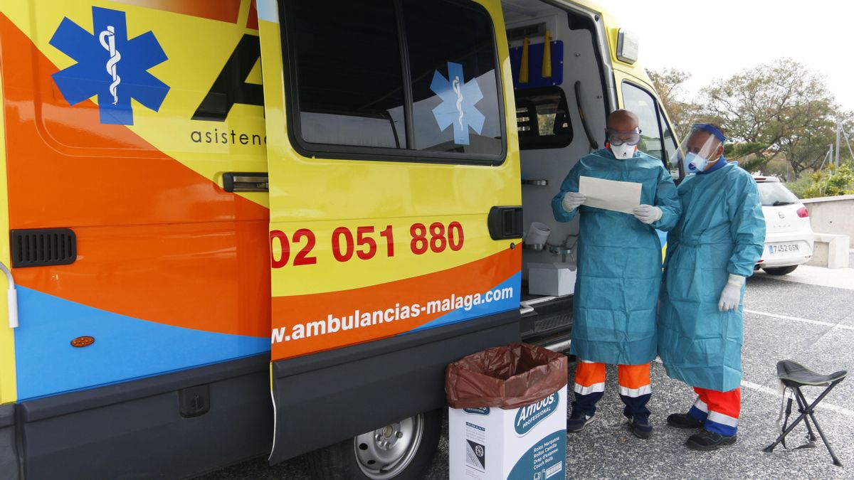 Dispositivo sanitario de la prueba test del PCR para detectar la infección por coronavirus a las personas desde su coche, instalado en el recinto de aparcamiento del centro de salud de la barriada La Roca, en Málaga, a 23 de enero de 2020.