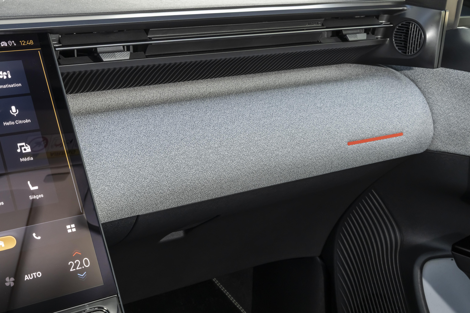 Detalle del material textil acolchado que recubre el salpicadero.