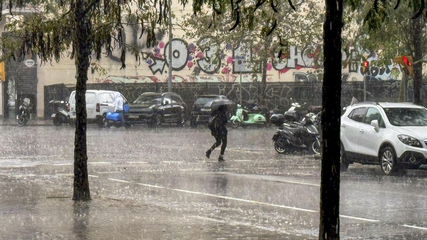 Una persona camina bajo la lluvia en Barcelona este miércoles.