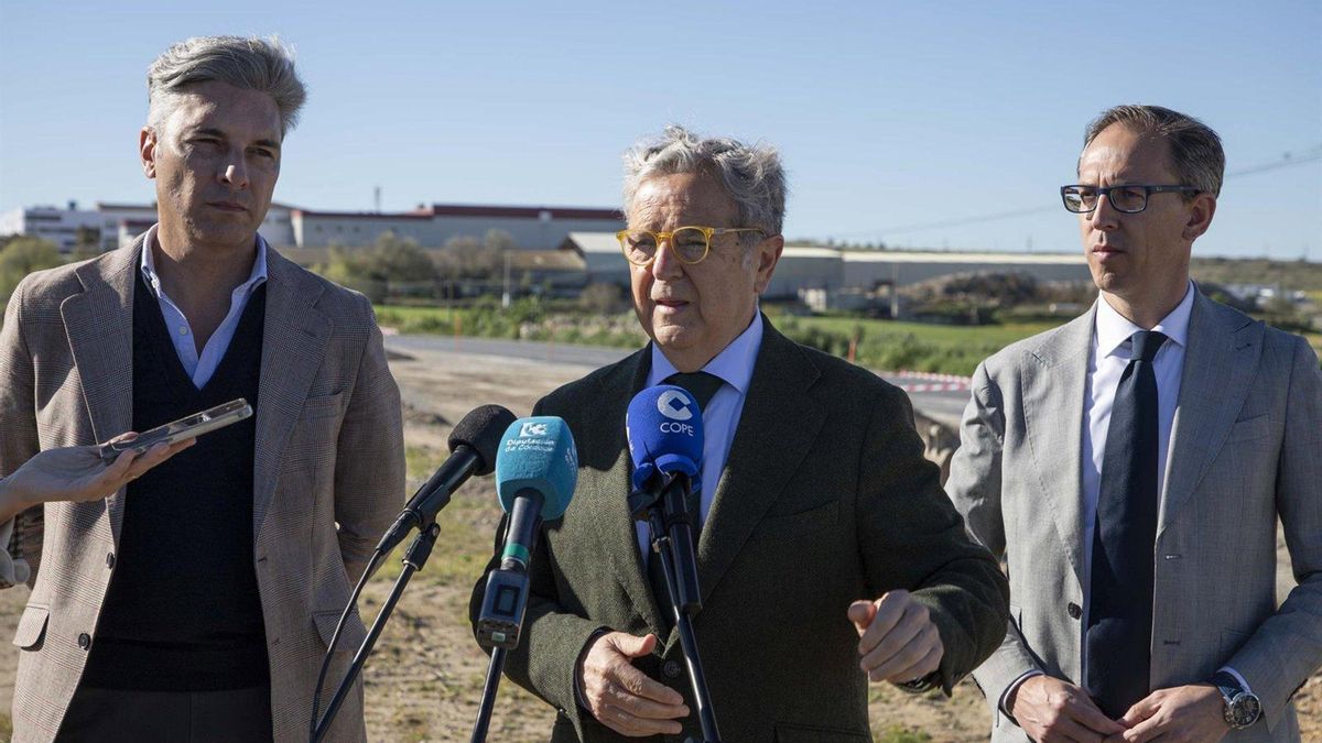 El presidente de la Diputación de Córdoba, Salvador Fuentes (centro), atiende a los medios en su visita a Pozoblanco