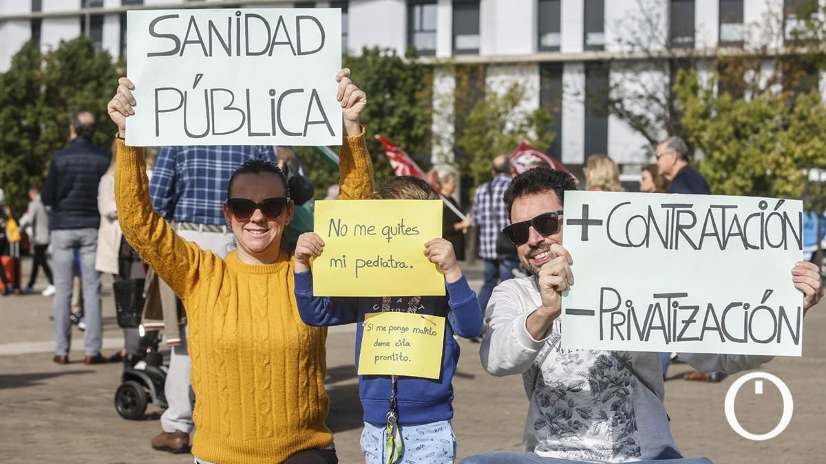 La manifestación de la Marea Blanca por la sanidad pública en Córdoba, en imágenes