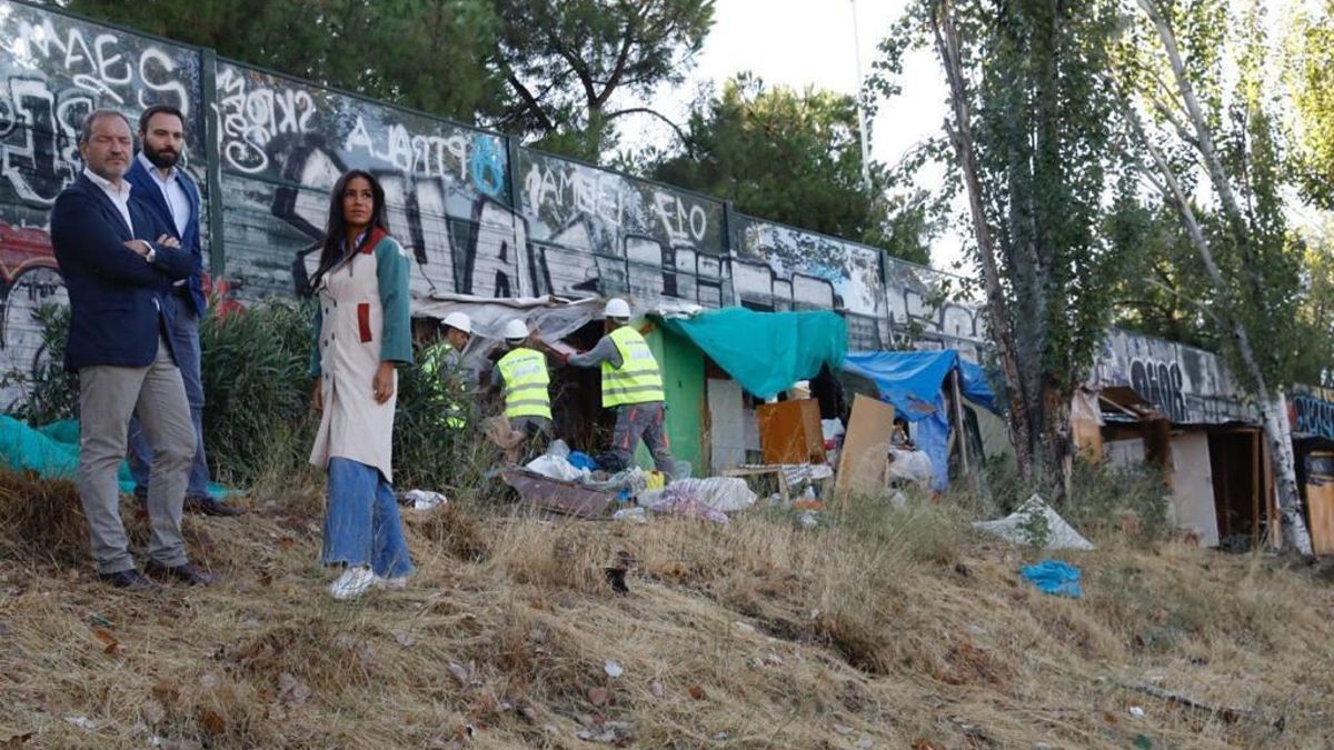 La ex vicealcaldesa de Madrid, Begoña Villacís, en la imagen de 2022 desmantelando unas chabolas
