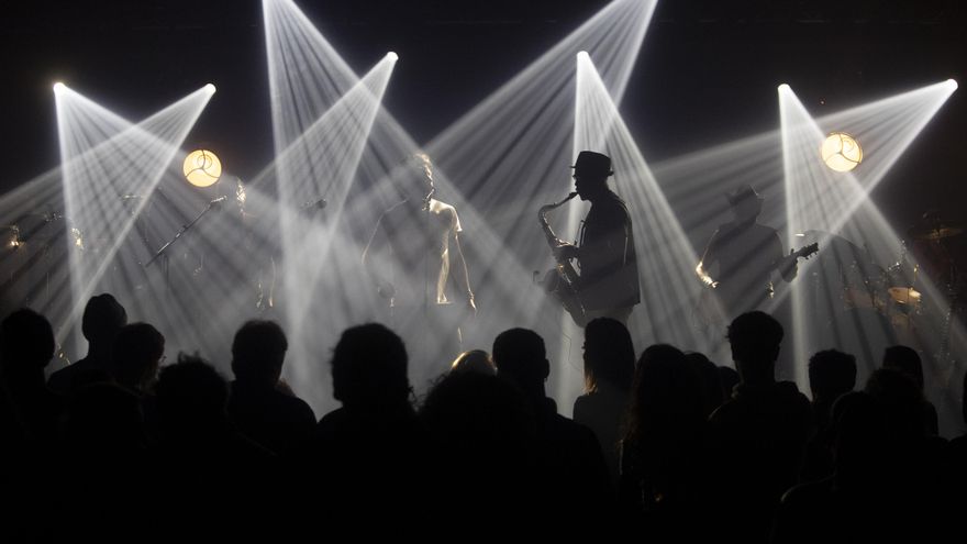 "Si quieres venir a tocar, son 300 'pavos'”: en qué momento las salas pasaron de pagar a cobrar