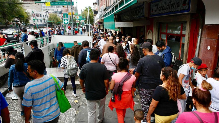 Varias personas caminan por el centro histórico de Ciudad de México (México). EFE/Carlos Ramírez