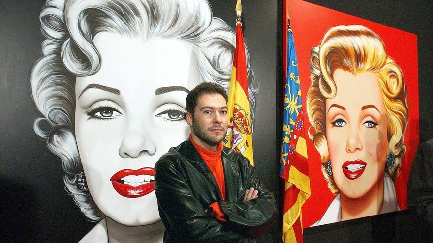 Antonio de Felipe junto a dos de los retratos de Marilyn Monroe que vendió al IVAM en 2003