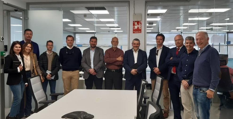 Tras la visita a las instalaciones, Carlos Medina, decano del Colegio de Ingenieros Industriales, y Carlos Lafoz, director del área e-distribución, mantuvieron una reunión de trabajo para mejorar la coordinación  y aunar criterios entre ambos colectivos caracterizados por trabajar estrechamente.